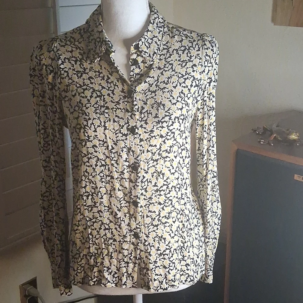 🌼🖤Oliver Bonas Sassy Daisy Print Button Down Long Sleeves Blouse Size 4